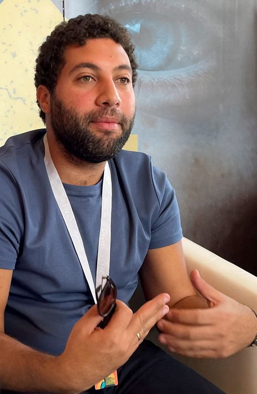 &copy; Reuters. عمر الزهيري مخرج فيلم (ريش) خلال مقابلة مع رويترز في الجونة يوم الاثنين. تصوير: سامح الخطيب - رويترز. 
