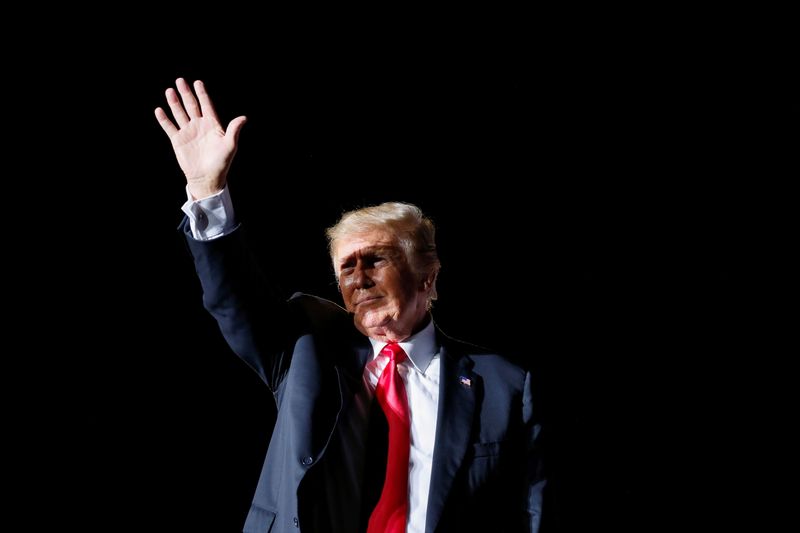 &copy; Reuters. الرئيس الأمريكي السابق دونالد ترامب في ولاية ايوا يوم التاسع من اكتوبر تشرين الأول 2021. تصوير: راشيل مومي - رويترز.