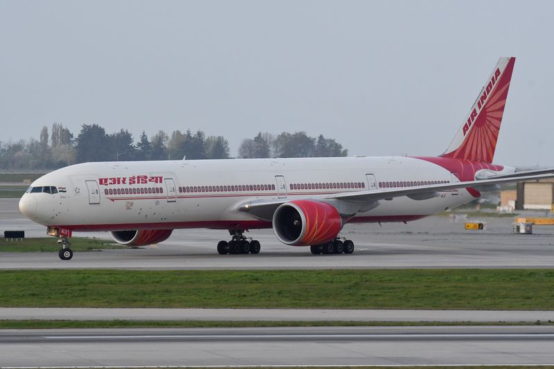 &copy; Reuters. FILE PHOTO: Air India flight 185 arrives from New Delhi, narrowly beating the cut-off after Canada's government temporarily barred passenger flights from India and Pakistan for 30 days, at Vancouver International Airport in Richmond, British Columbia, Can