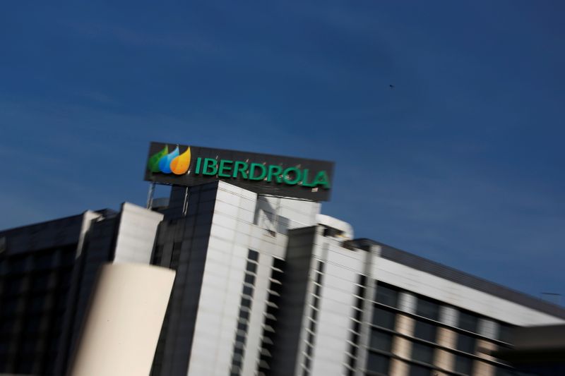 &copy; Reuters. El logotipo de la compañía eléctrica española Iberdrola en la parte superior del edificio principal de oficinas de Iberdrola en Madrid