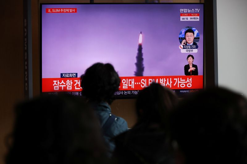 &copy; Reuters. أشخاص يشاهدون إطلاق صاروخ في تقرير إخباري تلفزيوني عن كوريا الشمالية في سول يوم الثلاثاء. تصوير: كيم هونج جي - رويترز
