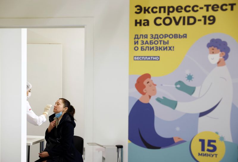 &copy; Reuters.     ロシアの多数の地域が１８日、カフェや博物館、などの公共施設について、新型コロナウイルスから最近回復した人またはロシア製ワクチン接種か検査での陰性を証明した人のみを受け