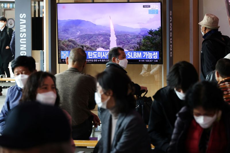 © Reuters. People watch a TV broadcasting file footage of a news report on North Korea firing a ballistic missile off its east coast, in Seoul, South Korea, October 19, 2021. REUTERS/Kim Hong-Ji