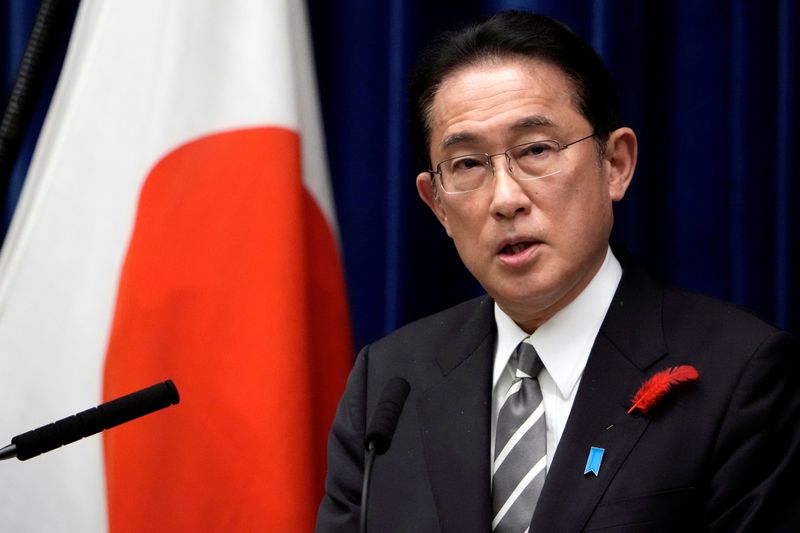 © Reuters. رئيس الوزراء الياباني فوميو كيشديا يتحدث خلال مؤتمر صحفي في طوكيو بصورة من أرشيف رويترز.