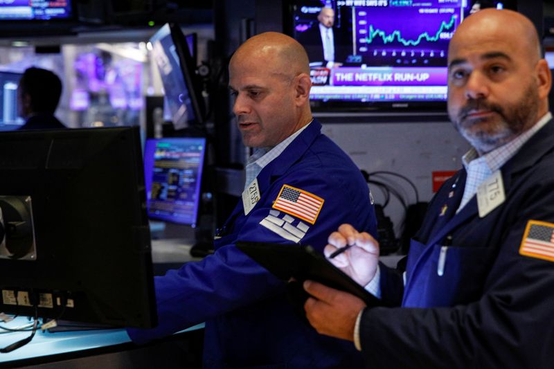 &copy; Reuters. Traders work on the floor of the New York Stock Exchange (NYSE) in New York City, U.S., October 12, 2021.  REUTERS/Brendan McDermid