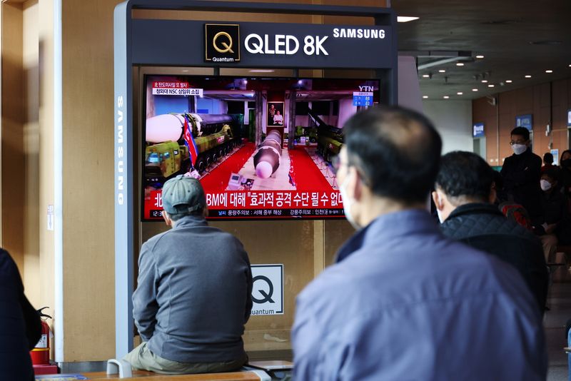 &copy; Reuters. People watch a TV broadcasting file footage of a news report on North Korea firing a ballistic missile off its east coast, in Seoul, South Korea, October 19, 2021. REUTERS/Kim Hong-Ji