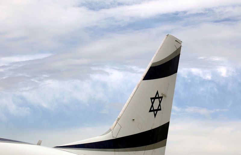 &copy; Reuters. طائرة تابعة لشركة طيران العال الإسرائيلية في مطار نيس الدولي بصورة من أرشيف رويترز.