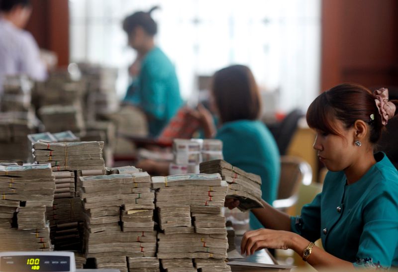 &copy; Reuters. FILE PHOTO: Workers count Myanmar's kyat banknotes at the office of a local bank in Yangon April 2, 2012. REUTERS/Soe Zeya Tun/