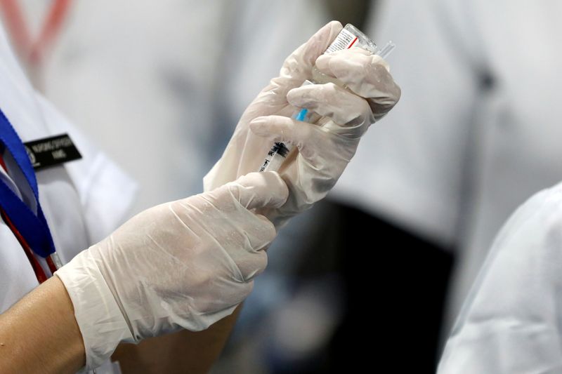 &copy; Reuters. FILE PHOTO: A healthcare worker fills a syringe with a dose of Bharat Biotech's COVID-19 vaccine called COVAXIN, during the coronavirus disease (COVID-19) vaccination campaign at All India Institute of Medical Sciences (AIIMS) hospital in New Delhi, India
