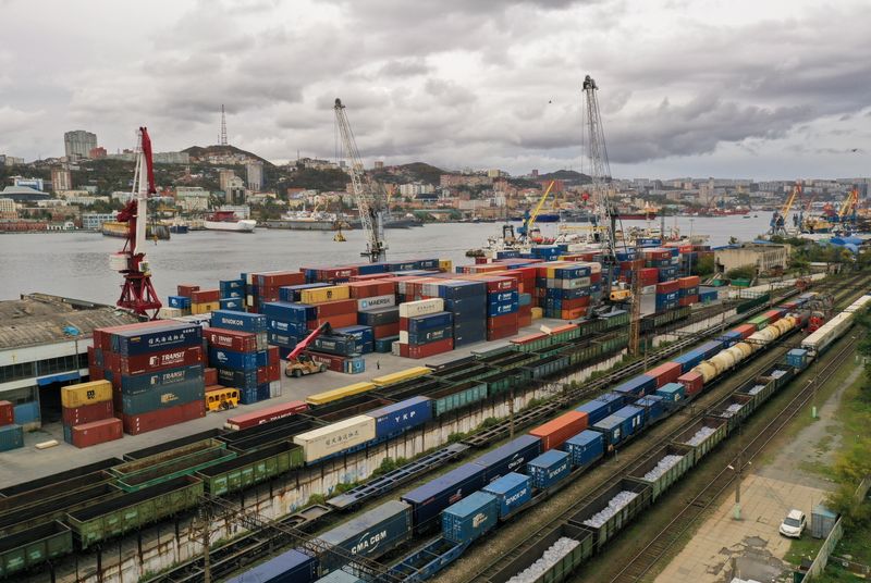 © Reuters. A view shows a commercial port in Vladivostok, Russia October 18, 2021.  REUTERS/Tatiana Meel