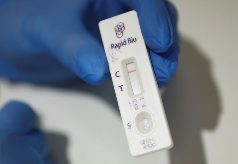 &copy; Reuters. A used coronavirus disease (COVID-19) rapid antigen test with negative result is pictured at a testing centre in the State Department Store, GUM, in Moscow, Russia October 18, 2021. REUTERS/Maxim Shemetov