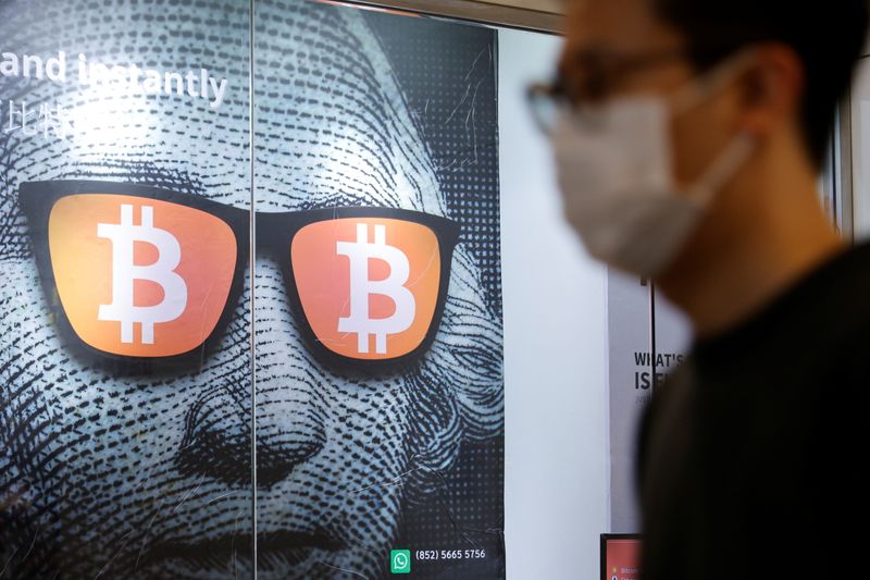 © Reuters. FILE PHOTO: An advertisement for Bitcoin and cryptocurrencies is seen in Hong Kong, China September 27, 2021. REUTERS/Tyrone Siu