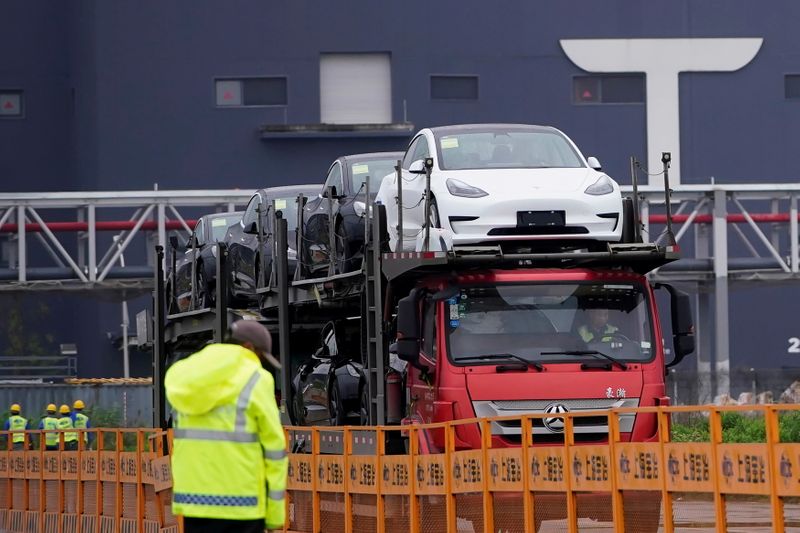 &copy; Reuters. FILE PHOTO: A truck transports new Tesla cars at its factory in Shanghai, China, May 13, 2021. REUTERS/Aly Song