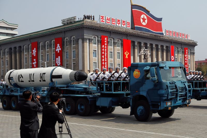 &copy; Reuters. 防衛省は１９日、この日午前に北朝鮮が発射した弾道ミサイルについて、１発は潜水艦発射型（ＳＬＢＭ）の可能性があり、日本の排他的経済水域（ＥＥＺ）外に落下したものとみられると