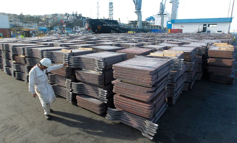 &copy; Reuters. Imagen de archivo de un trabajador revisando un cargamento de cobre para su exportación a Asia en el puerto de Valparaíso, Santiago.