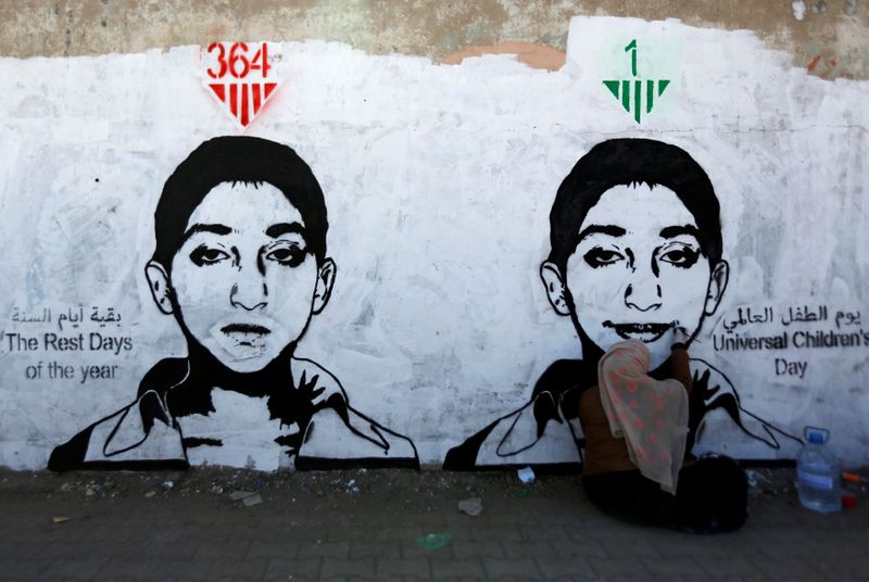 &copy; Reuters. FILE PHOTO: Artist Haifa Subay paints a mural about children's suffering in the time of war as part of the 'Silent Victims' campaign in Sanaa, Yemen November 20, 2017. REUTERS/Khaled Abdullah
