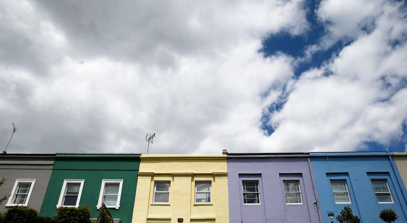 &copy; Reuters. FILE PHOTO: A row of houses are seen in London, Britain June 3, 2015.  REUTERS/Suzanne Plunkett