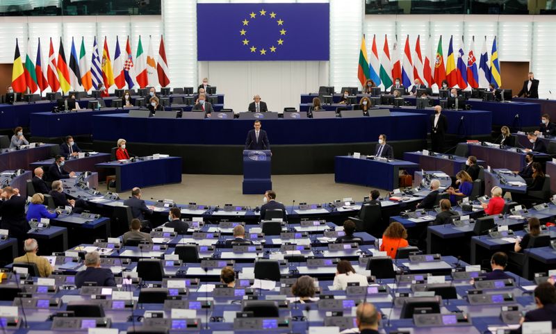 &copy; Reuters. El primer ministro polaco Mateusz Morawiecki pronuncia un discurso durante un debate sobre el desafío de Polonia a la supremacía de las leyes de la UE en el Parlamento Europeo en Estrasburgo, Francia, 19 de octubre de 2021. Ronald Wittek/Pool vía REUTE