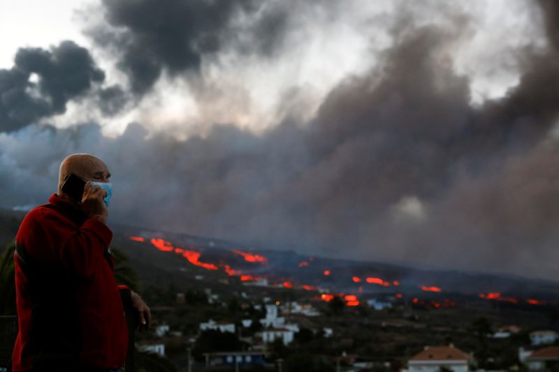 &copy; Reuters. Zoilo Lorenzo, evacuado del barrio de Las Martelas hace seis días, observa desde Tajuya un flujo de lava con la esperanza de que no se dirija a su casa mientras continúa la erupción del volcán Cumbre Vieja en la isla de La Palma, Islas Canarias, Espa