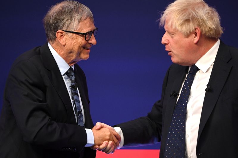 © Reuters. Britain's Prime Minister Boris Johnson and Bill Gates shake hands during the Global Investment Summit at the Science Museum, in London, Britain, October 19, 2021. Leon Neal/Pool via REUTERS