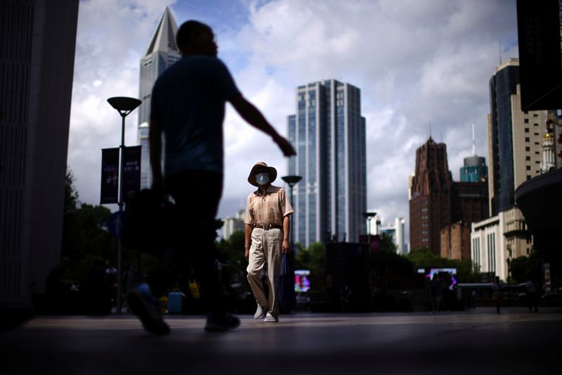 &copy; Reuters. La Chine a fait état mardi de neuf nouveaux cas de transmission locale du coronavirus, un pic quotidien depuis la fin septembre, qui a incité deux villes du nord du pays à confiner leurs habitants. /Photo prise le 5 août 2021/REUTERS/Aly Song