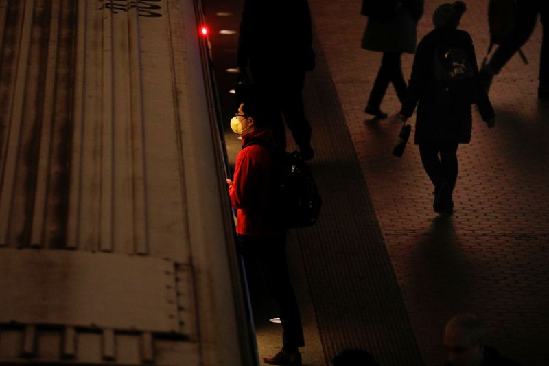 © Reuters. A person wearing a mask steps onto a subway car inside the Rossyln Metro Station in Arlington, Virginia, March 13, 2020. REUTERS/Tom Brenner  