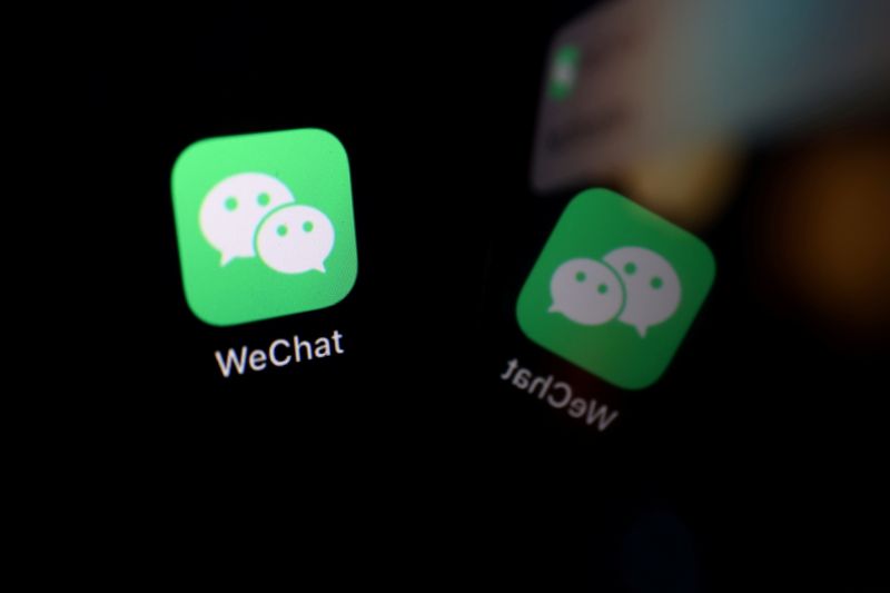 &copy; Reuters. Imagen de archivo ilustrativa del ícono de la aplicación WeChat en el reflejo de la pantalla de un teléfono móvil