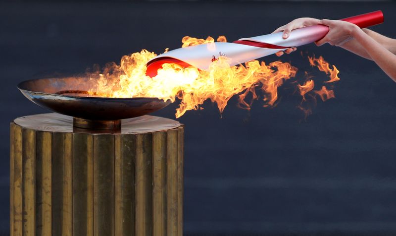 &copy; Reuters. Entrega de la llama en Atenas para Juegos Olímpicos de Invierno en Pekín 2022 REUTERS/Louiza Vradi