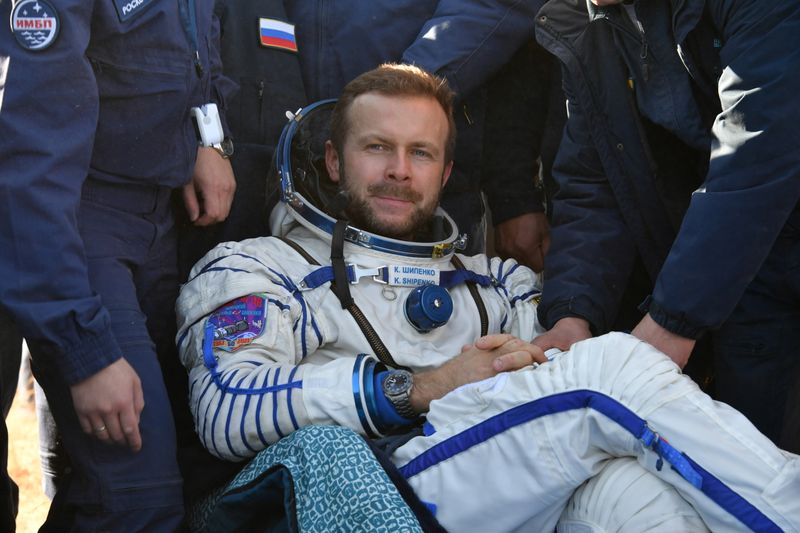 &copy; Reuters. المخرج السينمائي الروسي كليم شيبينكو لدى عودته من رحلة التصوير على متن محطة الفضاء الدولية في 17 أكتوبر تشرين الأول 2021. صورة لرويترز من وكالة