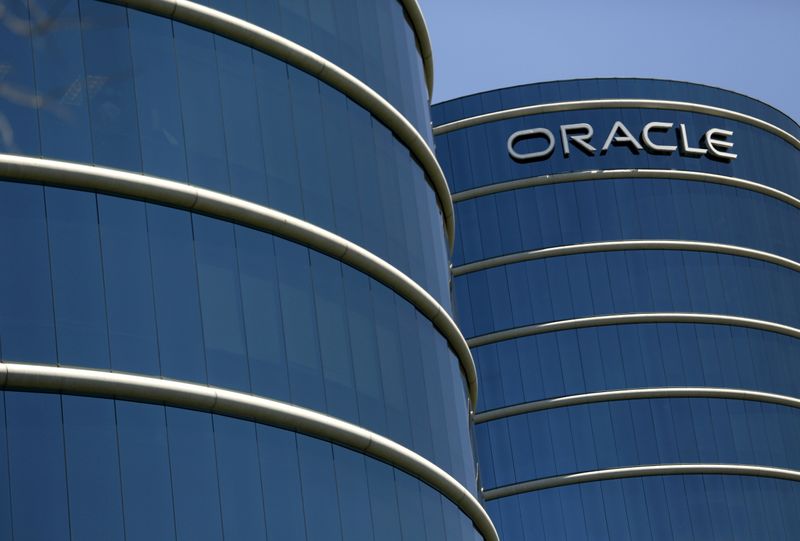 &copy; Reuters. FILE PHOTO: The Oracle logo is seen on its campus in Redwood City, California June 15, 2015.  REUTERS/Robert Galbraith