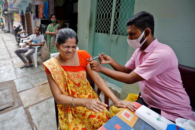 &copy; Reuters. Mulher recebe dose de vacina contra Covid-19 em Ahmedabad, na Índia
28/09/2021 REUTERS/Amit Dave