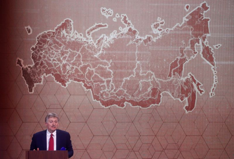 &copy; Reuters. Kremlin spokesman Dmitry Peskov attends Russian President Vladimir Putin's annual end-of-year news conference, held online in a video conference mode, in Moscow, Russia December 17, 2020. REUTERS/Maxim Shemetov