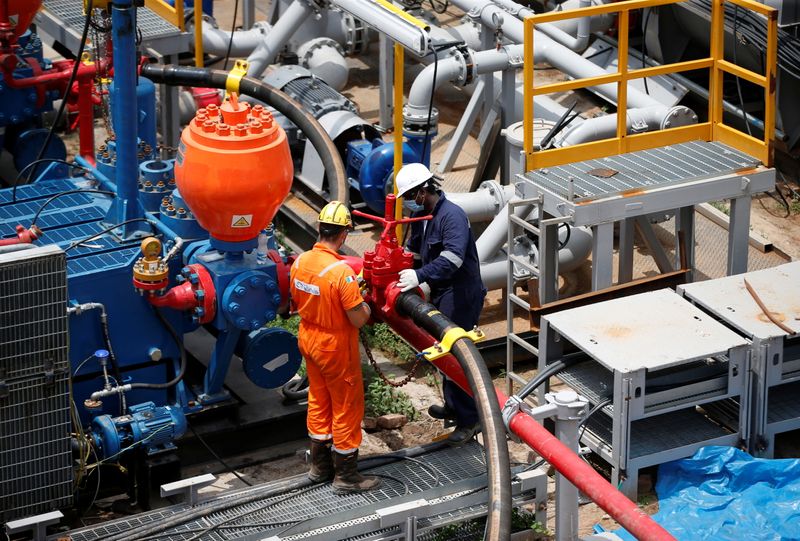 © Reuters. Imagen de arcivho de operarios trabajando en unas instalaciones petroleras en Dhamasna, Gujarat, India. 26 agosto 2021. REUTERS/Amit Dave