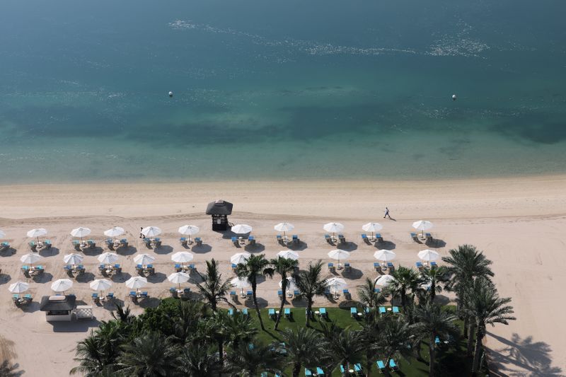 © Reuters. شاطئ لأحد الفنادق السياحية في دبي في صورة من أرشبف رويترز.