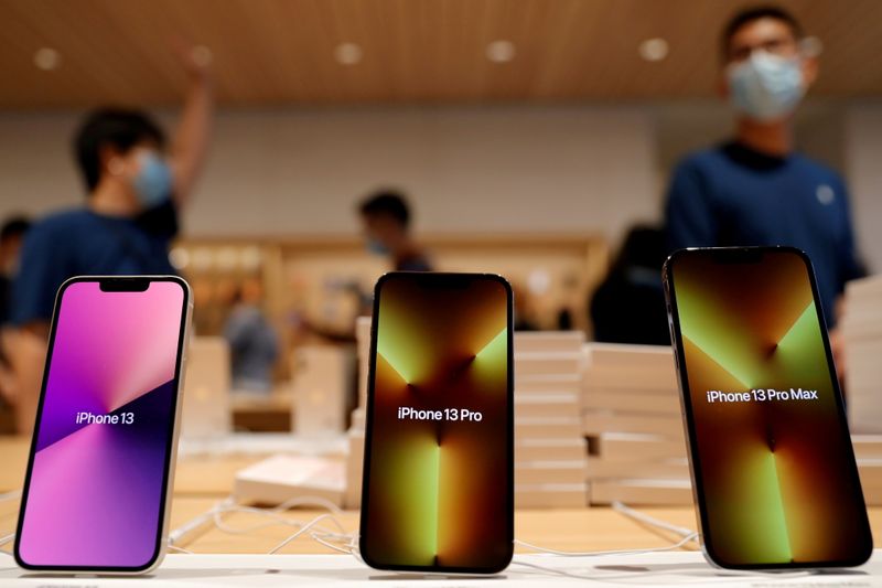 &copy; Reuters. FILE PHOTO: Apple's iPhone 13 models are pictured at an Apple Store on the day the new Apple iPhone 13 series goes on sale, in Beijing, China September 24, 2021. REUTERS/Carlos Garcia Rawlins