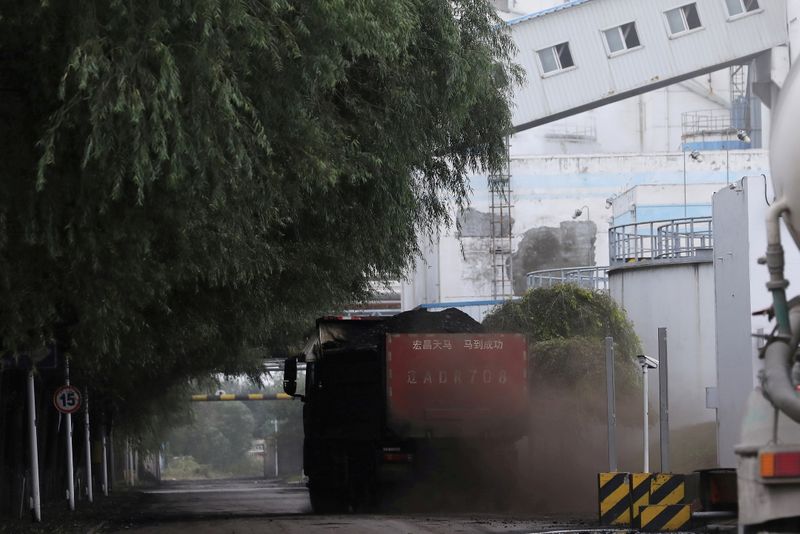 &copy; Reuters. FILE PHOTO: A truck transports coal at a coal-fired power plant in Shenyang, Liaoning province, China September 29, 2021. REUTERS/Tingshu Wang