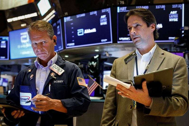 &copy; Reuters. Traders work on the floor of the New York Stock Exchange (NYSE) in New York City, U.S., October 18, 2021.  REUTERS/Brendan McDermid