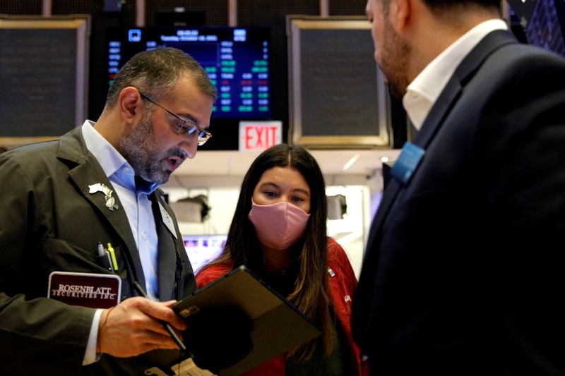 © Reuters. Traders work on the floor of the New York Stock Exchange (NYSE) in New York City, U.S., October 19, 2021.  REUTERS/Brendan McDermid