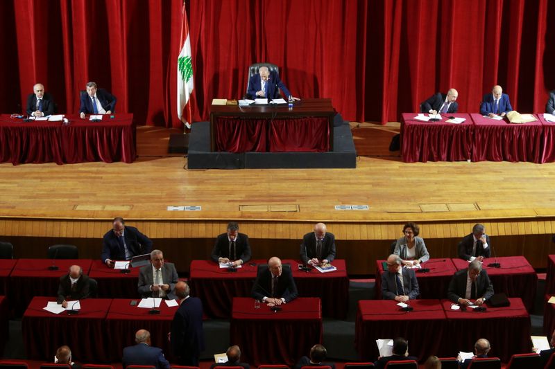 © Reuters. رئيس البرلمان اللبناني نبيه بري يعقد جلسة في قصر الأونيسكو في بيروت يوم الثلاثاء. تصوير عزيز طاهر - رويترز.