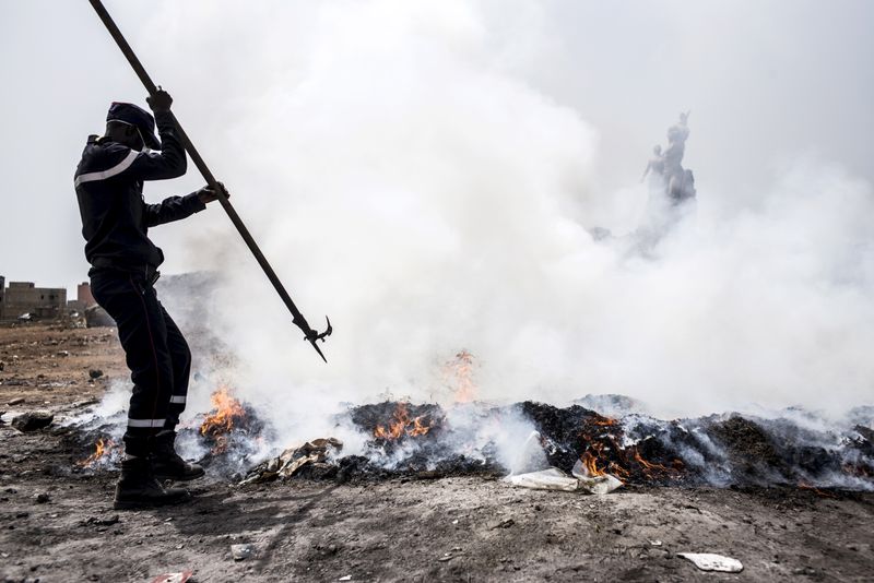 &copy; Reuters. شرطي يحرق كميات مضبوطة من المخدرات في داكار بالسنغال في صورة من أرشيف رويترز.