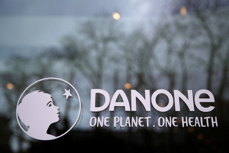 &copy; Reuters. Foto de archivo. El logo del grupo francés Danone en la sede de la compañ+ia en Rueil-Malmaison near Paris, France, February 18, 2021. REUTERS/Gonzalo Fuentes/
