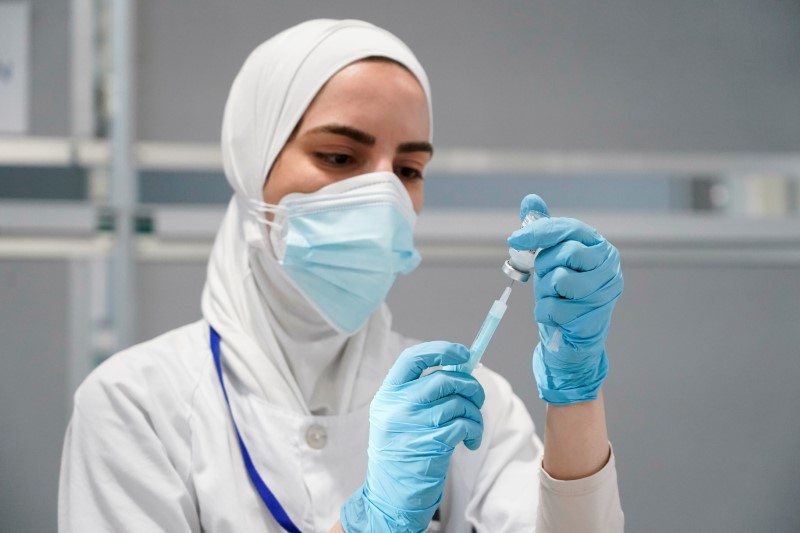 &copy; Reuters. IMAGEN DE ARCHIVO. Una enfermera prepara una jeringa con una dosis de la vacuna Moderna contra la enfermedad del coronavirus (COVID-19) en el hospital Enfermera Isabel Zendal en Madrid, España, 23 de julio de 2021. REUTERS/Juan Medina