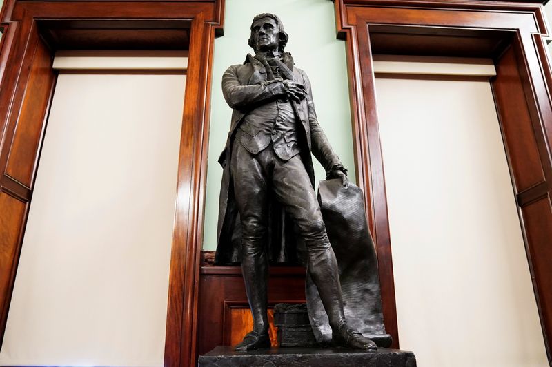 © Reuters. A statue of former U.S. President Thomas Jefferson is pictured in the council chambers in City Hall after a vote to have it removed in the Manhattan borough of New York City, New York, U.S., October 19, 2021.  REUTERS/Carlo Allegri