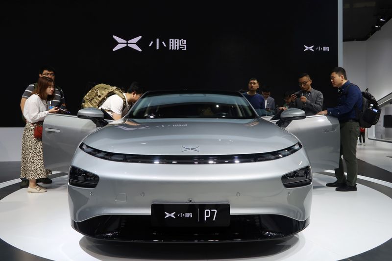 &copy; Reuters. أناس يعاينون سيتارة شي بنغ بي7 الصينية المعروضة في معرض سيارات. صورة من أرشيف رويترز.