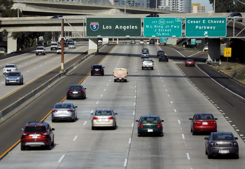 &copy; Reuters. سيارات على طريق سريع يربط بين سان دييجو ولوس أنجليس في ولاية كاليفورنيا الأمريكية. صورة من أرشيف رويترز.