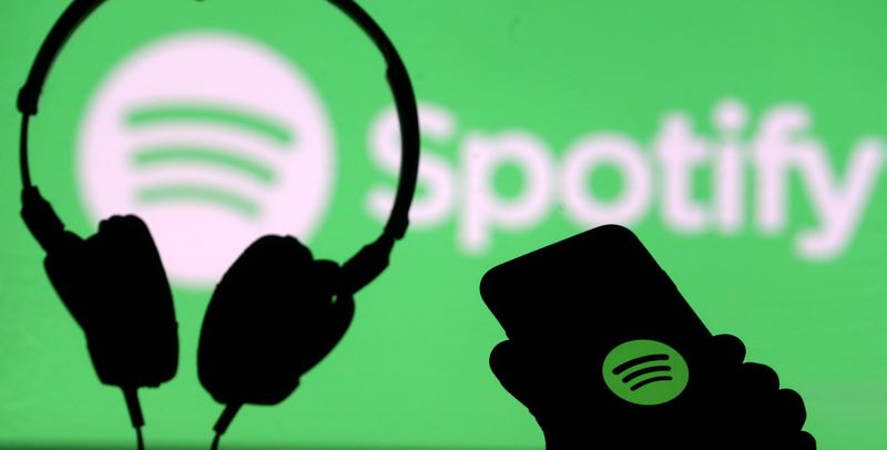 © Reuters. Um smartphone e um fone de ouvido são vistos na frente de uma projeção de tela de um logotipo do Spotify
01/04/2018
REUTERS/Dado Ruvic/