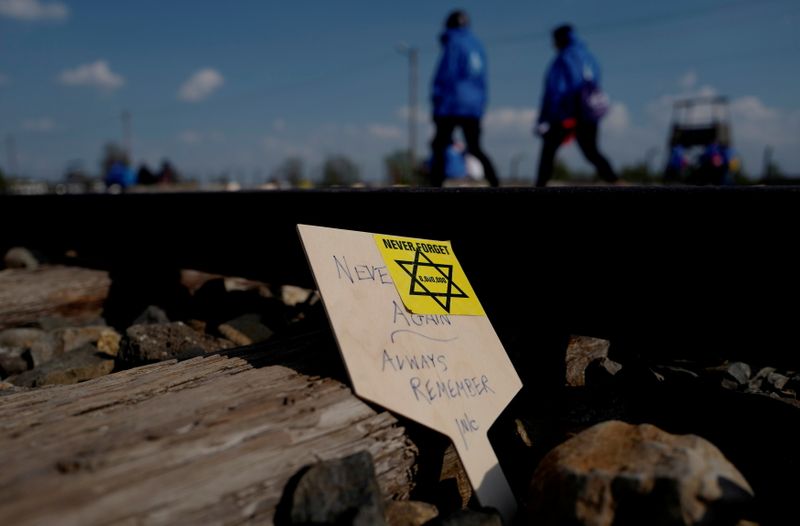 &copy; Reuters. Cartaz relembra o Holocausto no local que abrigou o campo de concentração de Auschwitz, próximo a Oswiecim, na Polônia
02/05/2019 REUTERS/Kacper Pempel