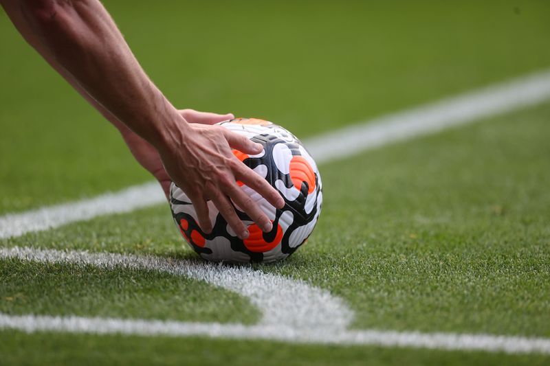 &copy; Reuters. Jogador posiciona bola para cobrança de escanteio em partida da Premier League
25/09/2021
Action Images via Reuters/Carl Recine