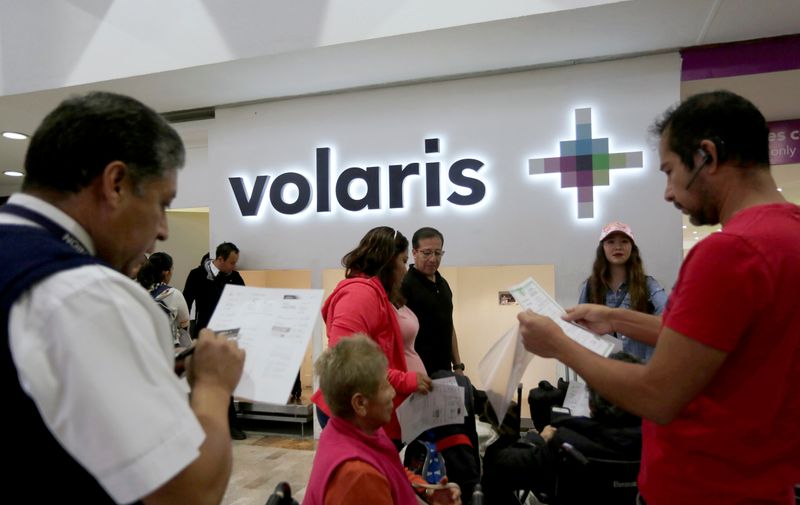 &copy; Reuters. A passenger (R) talks to an airline employee of the Mexican low-cost air carrier Volaris at Benito Juarez International Airport in Mexico City, Mexico January 10, 2018. Picture taken January 10, 2018. REUTERS/Daniel Becerril/Files