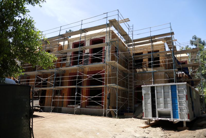 &copy; Reuters. بناء مساكن جديدة في بيفرلي هيلز بولاية كاليفورنيا الأمريكية في 2 يونيو حزيران 2021. تصوير: لوسي نيكلسون - رويترز.